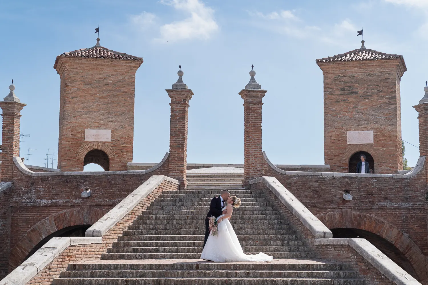 Cristina e Andrea posano per il servizio fotografico matrimoniale al ponte 3 ponti di Comacchio